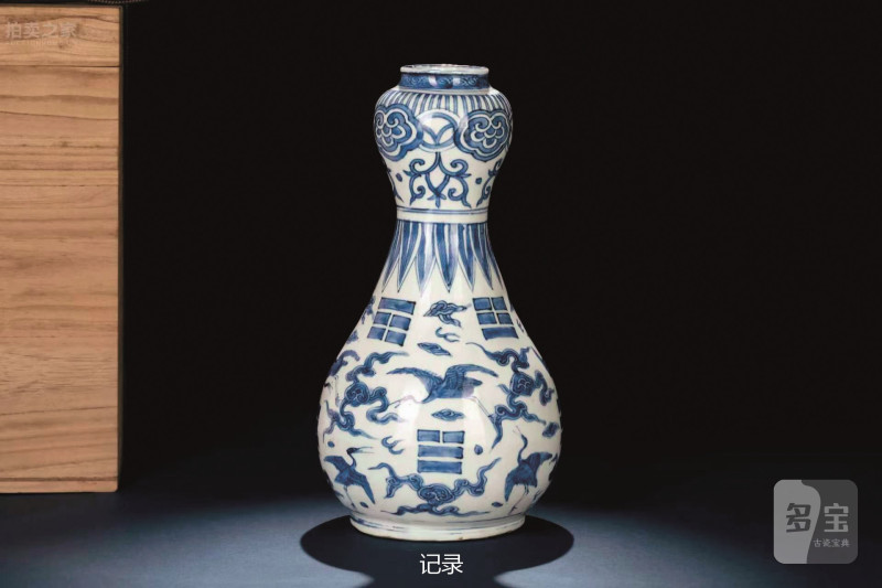 明万历  青花八卦云鹤纹蒜头瓶 - 图2